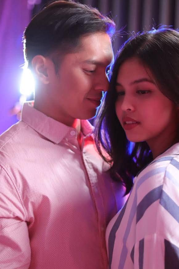 Carlo Aquino and Maine Mendoza topbill Isa Pa With Feelings. 
