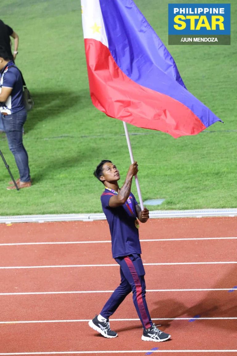 Hero surfer Roger Casugay flag-bearer, Fair Play Athlete Award winner at SEA Games closing