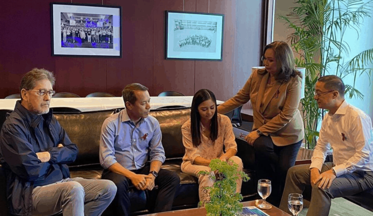 LOOK: An emotional Kim Chiu consoled by ABS-CBN big bosses after van shooting incident