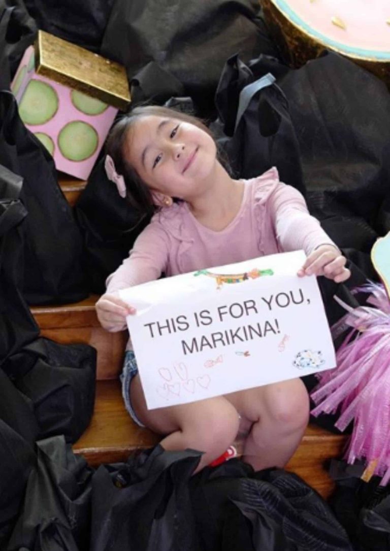 Scarlet Snow Belo packs relief goods for typhoon victims