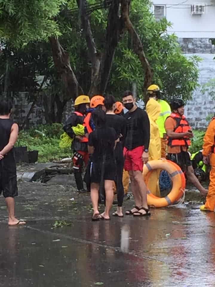 Jericho Rosales and Kim Jones are helping rescuers in Marikina using  surfboards 🙌🏼🙌🏼🙌🏼 Due to the lack of available flotation devices, the  …