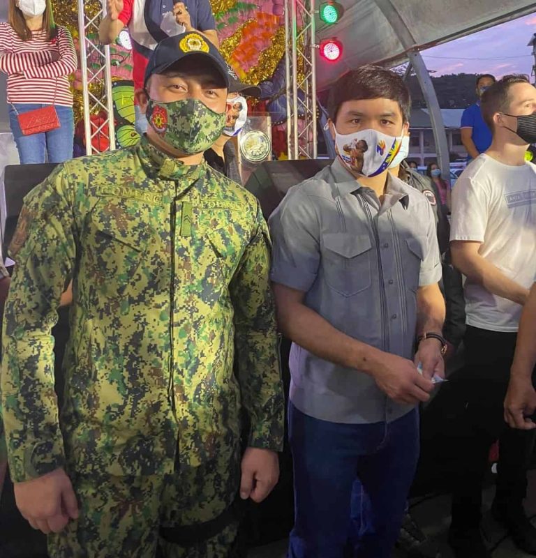 Pacman surprises policeman asking for a picture with cash gift