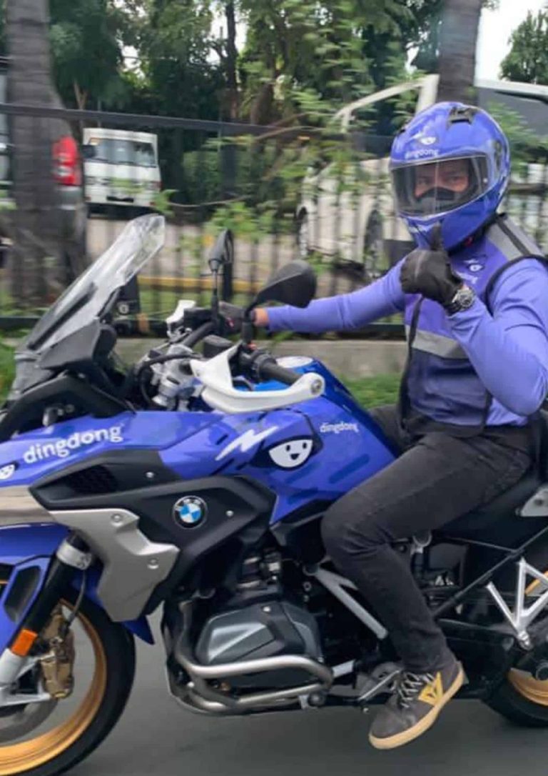 Dingdong Dantes personally delivers items through own delivery service