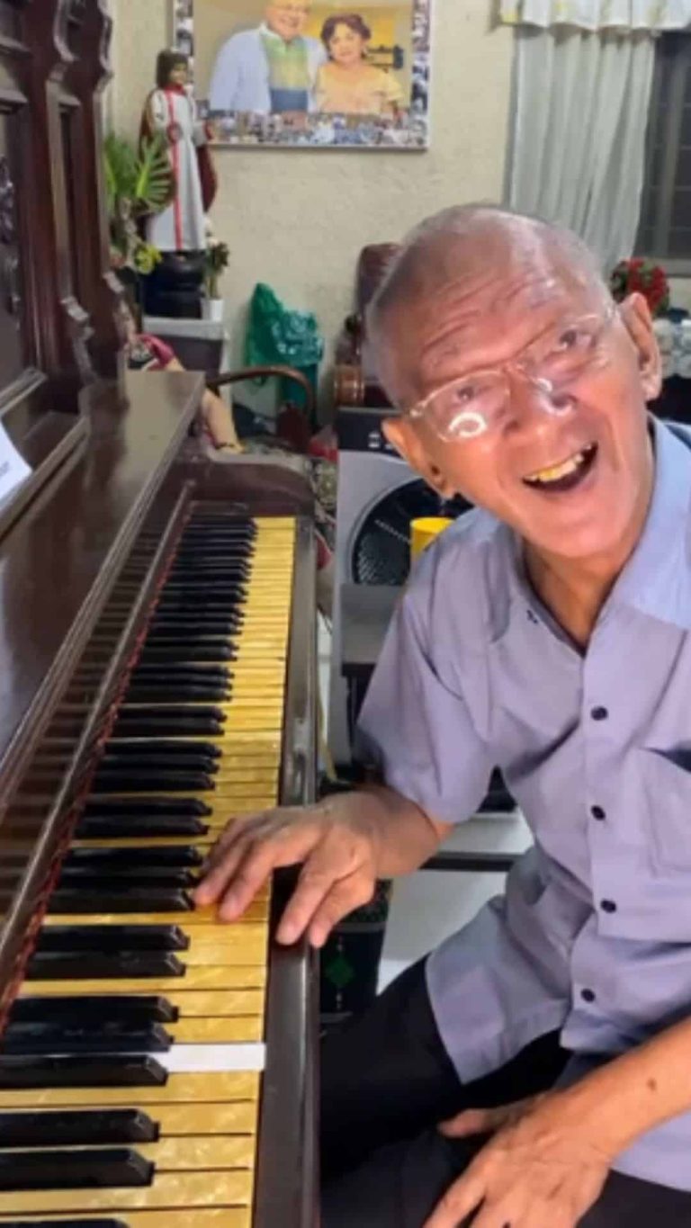Senior citizen plays piano for almost 2 hours to raise money for his medicines