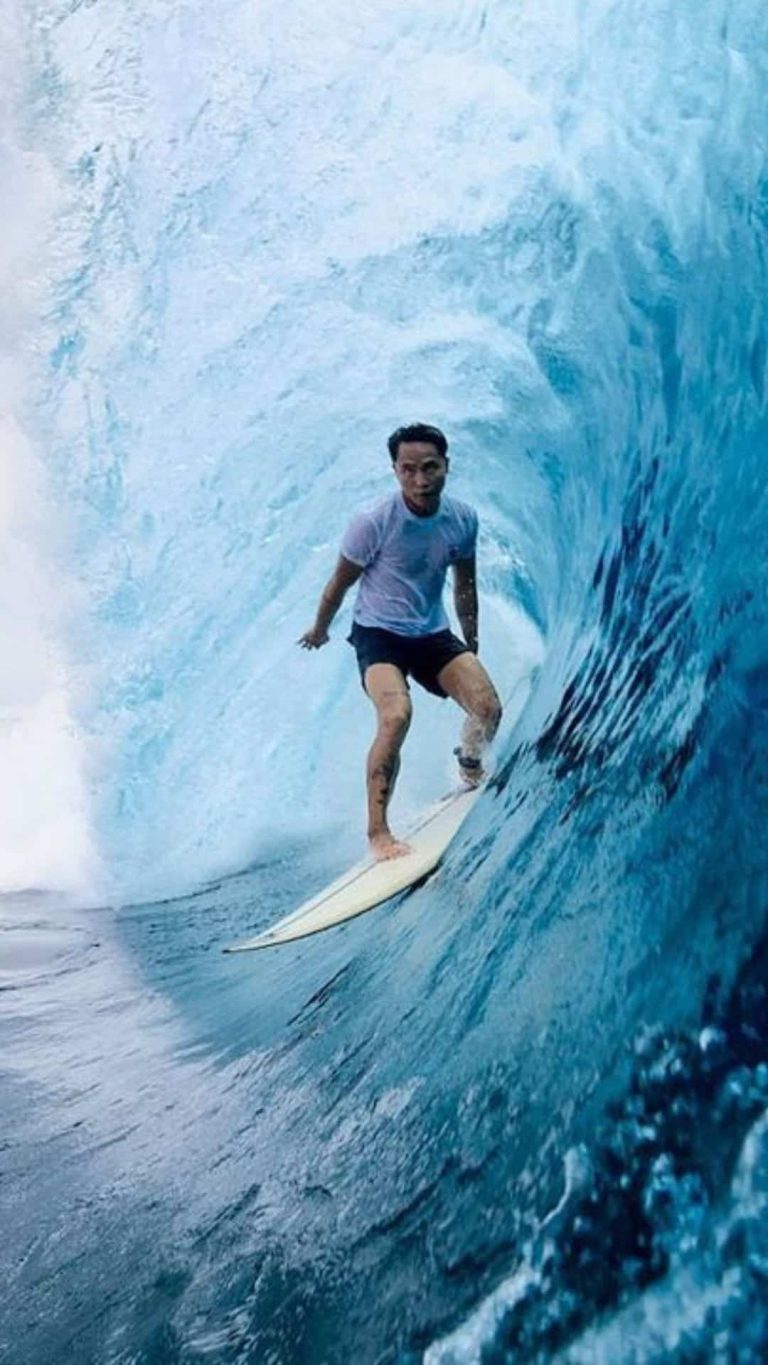 LOOK: Philmar Alipayo surfs ice blue waves