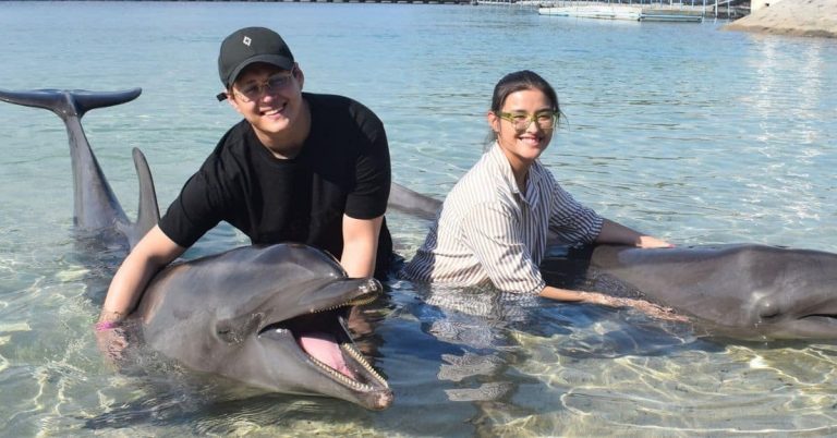 LOOK: Liza Soberano, Enrique Gil enjoy date with dolphins in Subic